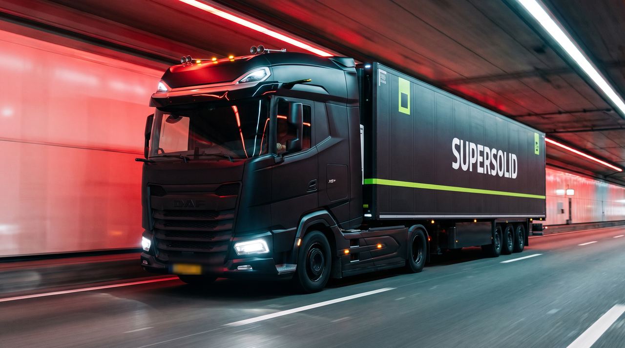 Ein SuperSolid DAF XG mit Kühlauflieger bei hoher Geschwindigkeit in einem rot beleuchteten Tunnel